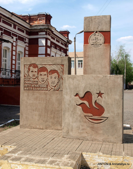 «Пионеры-маленькие герои большой войны».